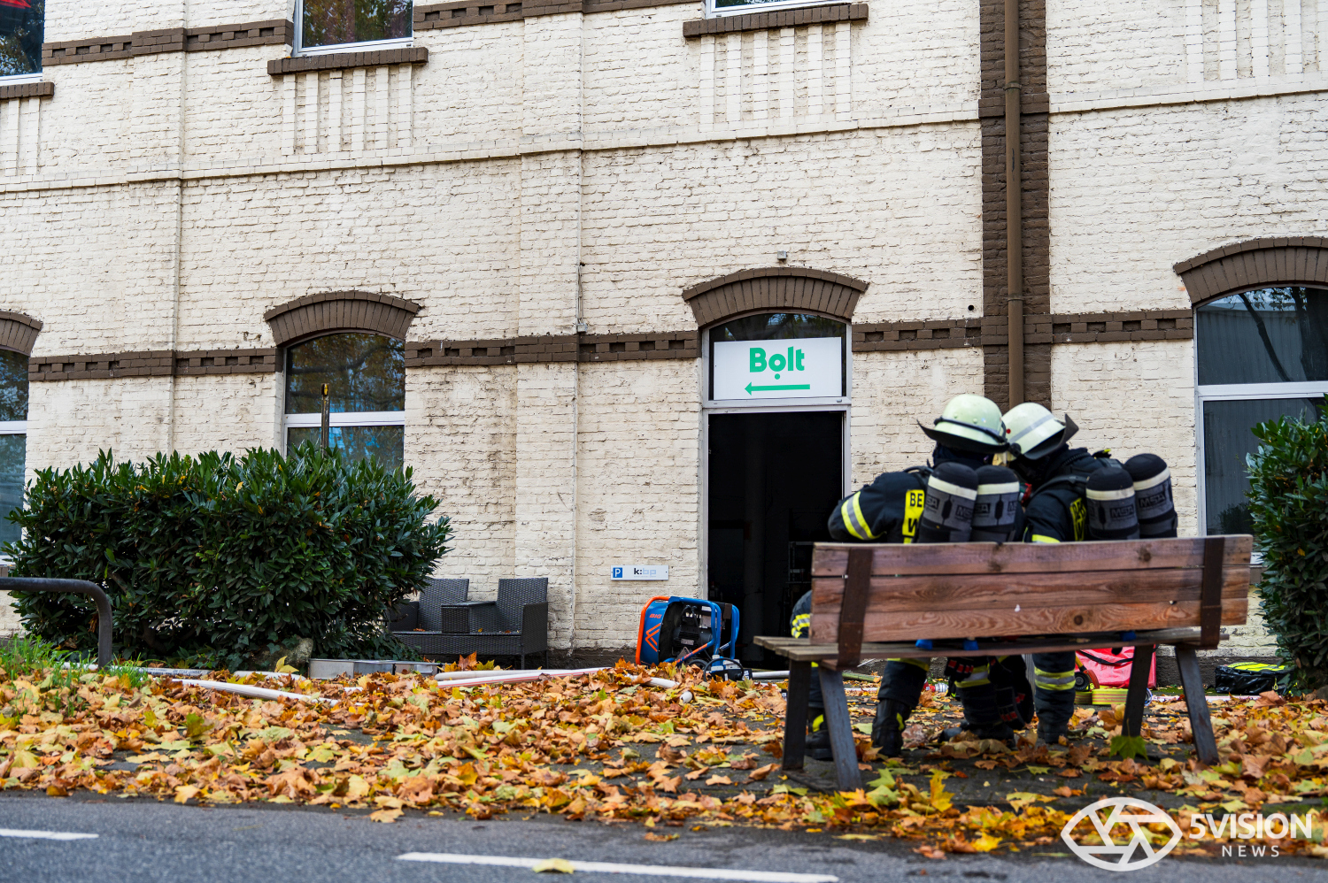 Feuerwehreinsatz: Brand in Lagerhalle eines E-Roller-Unternehmens in Wiesbaden-Biebrich am Freitag, 24. Oktober 2025