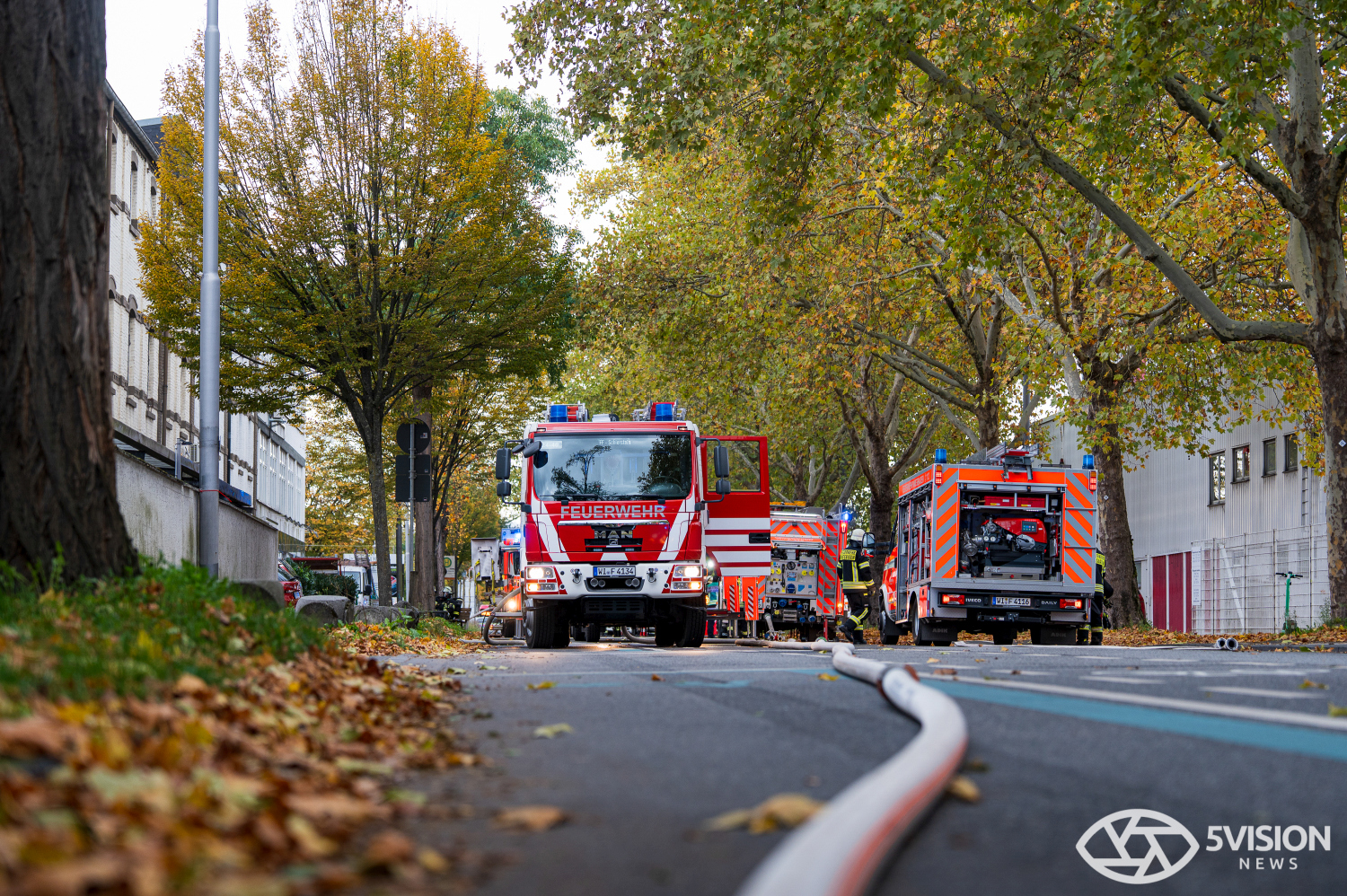 Feuerwehreinsatz: Brand in Lagerhalle eines E-Roller-Unternehmens in Wiesbaden-Biebrich am Freitag, 24. Oktober 2025