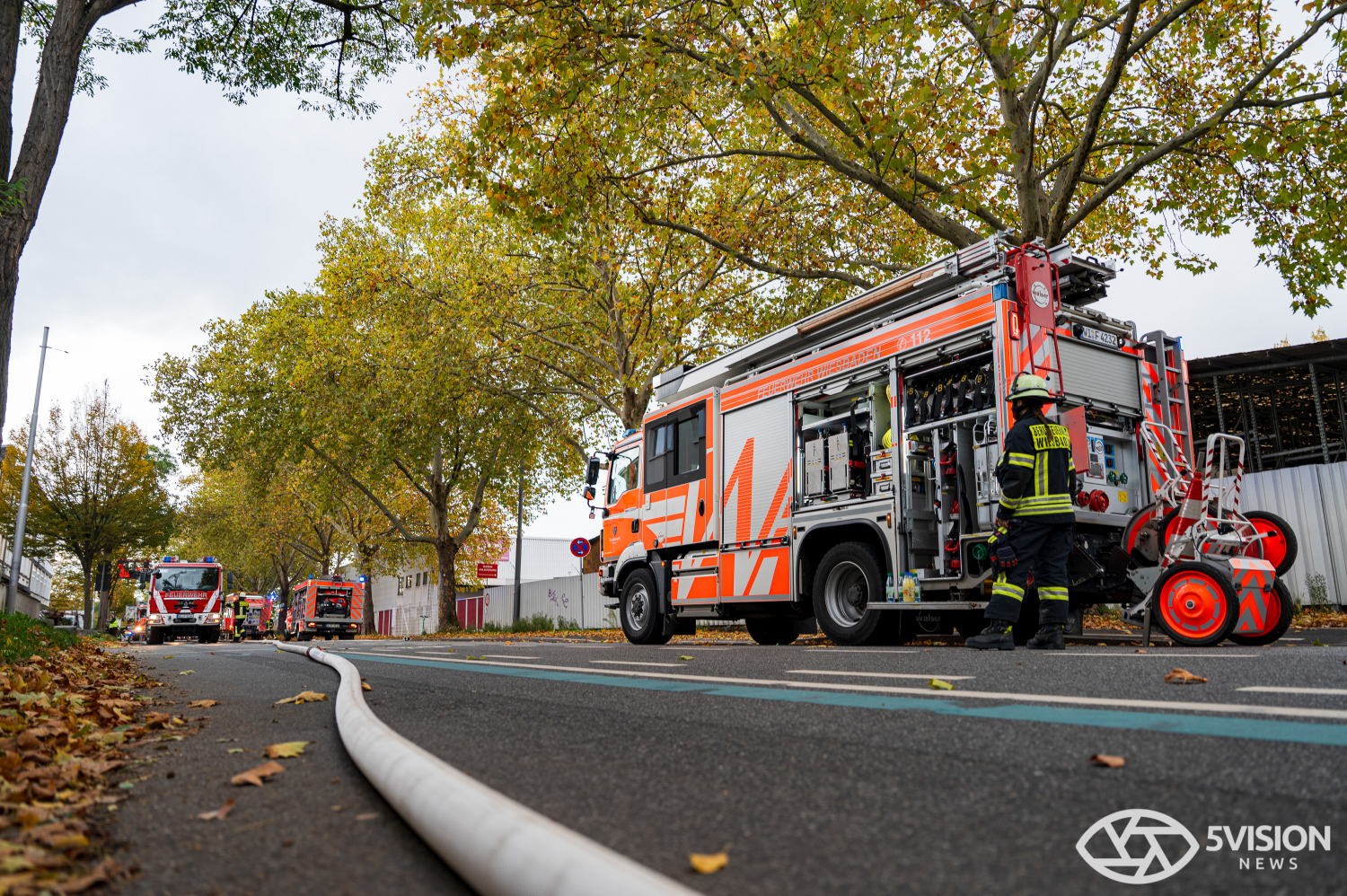 Feuerwehreinsatz: Brand in Lagerhalle eines E-Roller-Unternehmens in Wiesbaden-Biebrich am Freitag, 24. Oktober 2025