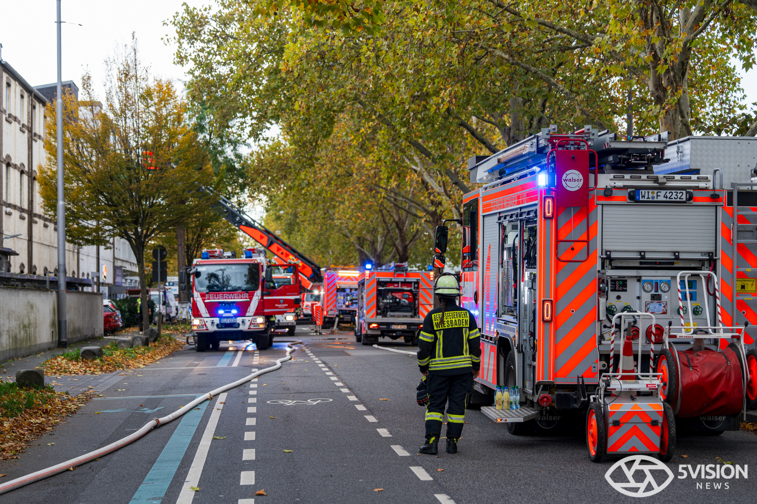 Feuerwehreinsatz: Brand in Lagerhalle eines E-Roller-Unternehmens in Wiesbaden-Biebrich am Freitag, 24. Oktober 2025