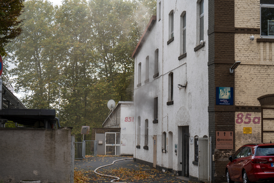 Großeinsatz in Wiesbaden-Biebrich am Freitagnachmittag. Feuer in E-Roller-Lager – Explodierende Akkus und hochgiftige Gase sorgen für Chaos im Feierabendverkehr.