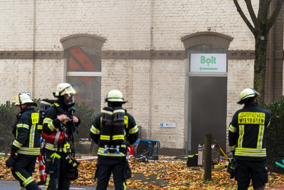 Großeinsatz in Wiesbaden-Biebrich am Freitagnachmittag. Feuer in E-Roller-Lager – Explodierende Akkus und hochgiftige Gase sorgen für Chaos im Feierabendverkehr.