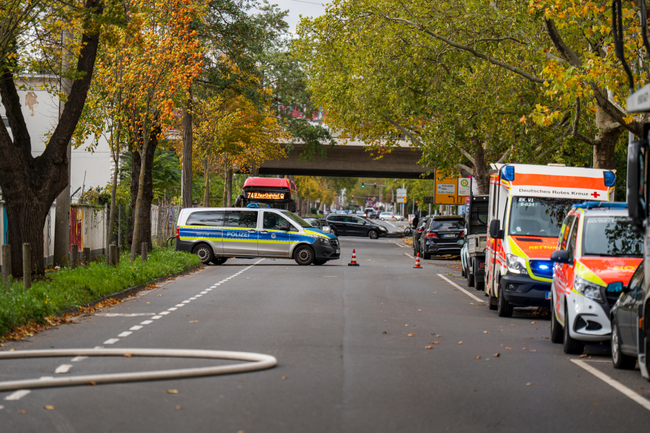 Großeinsatz in Wiesbaden-Biebrich am Freitagnachmittag. Feuer in E-Roller-Lager – Explodierende Akkus und hochgiftige Gase sorgen für Chaos im Feierabendverkehr.