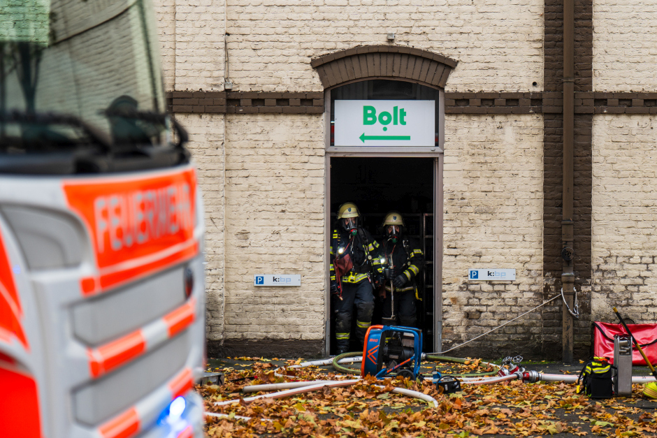 Großeinsatz in Wiesbaden-Biebrich am Freitagnachmittag. Feuer in E-Roller-Lager – Explodierende Akkus und hochgiftige Gase sorgen für Chaos im Feierabendverkehr.