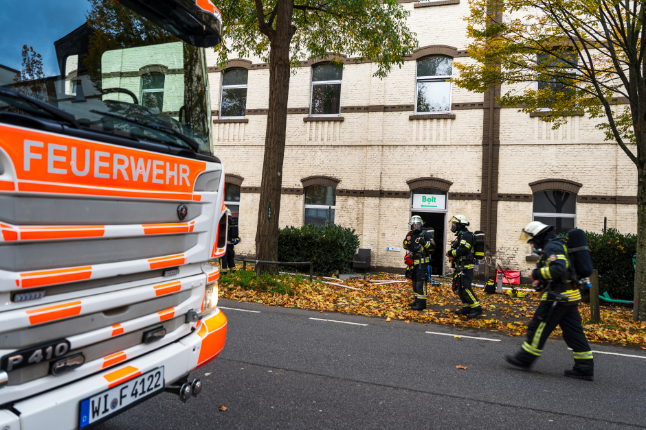 Großeinsatz in Wiesbaden-Biebrich am Freitagnachmittag. Feuer in E-Roller-Lager – Explodierende Akkus und hochgiftige Gase sorgen für Chaos im Feierabendverkehr.