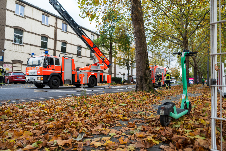 Großeinsatz in Wiesbaden-Biebrich am Freitagnachmittag. Feuer in E-Roller-Lager – Explodierende Akkus und hochgiftige Gase sorgen für Chaos im Feierabendverkehr.