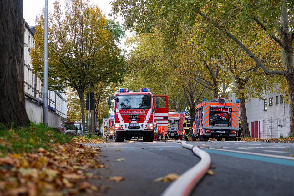 Großeinsatz in Wiesbaden-Biebrich am Freitagnachmittag. Feuer in E-Roller-Lager – Explodierende Akkus und hochgiftige Gase sorgen für Chaos im Feierabendverkehr.