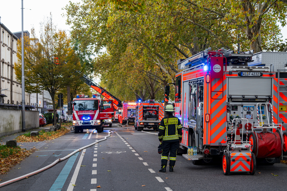 Großeinsatz in Wiesbaden-Biebrich am Freitagnachmittag. Feuer in E-Roller-Lager – Explodierende Akkus und hochgiftige Gase sorgen für Chaos im Feierabendverkehr.