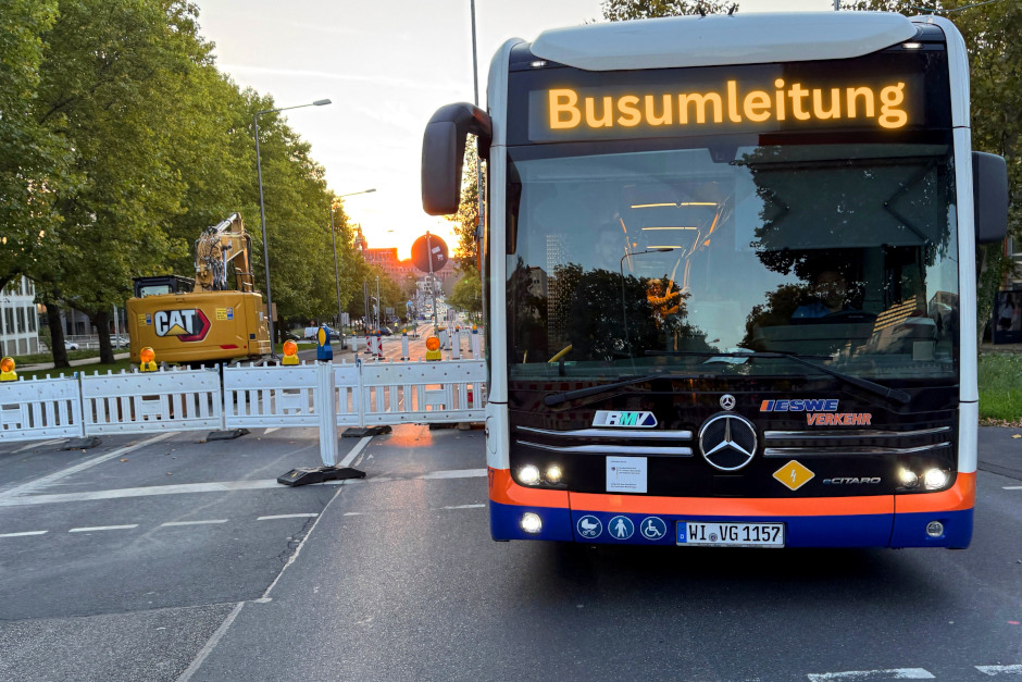 Sperrung der Albert-Schweitzer-Allee in Wiesbaden-Biebrich wegen eines Wasserrohbruchs. Busse werden umgeleitet.