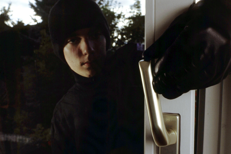 Wohnungseinbruch am Dienstagmittag in Wiesbaden. Die Täter brachen dazu die Tür auf.