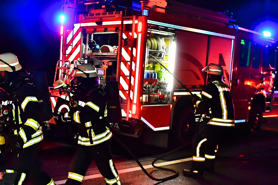 Einsatzreiche Nacht für Wiesbadener Feuerwehr: Drei Brände, starker Rauch und Vollsperrung.