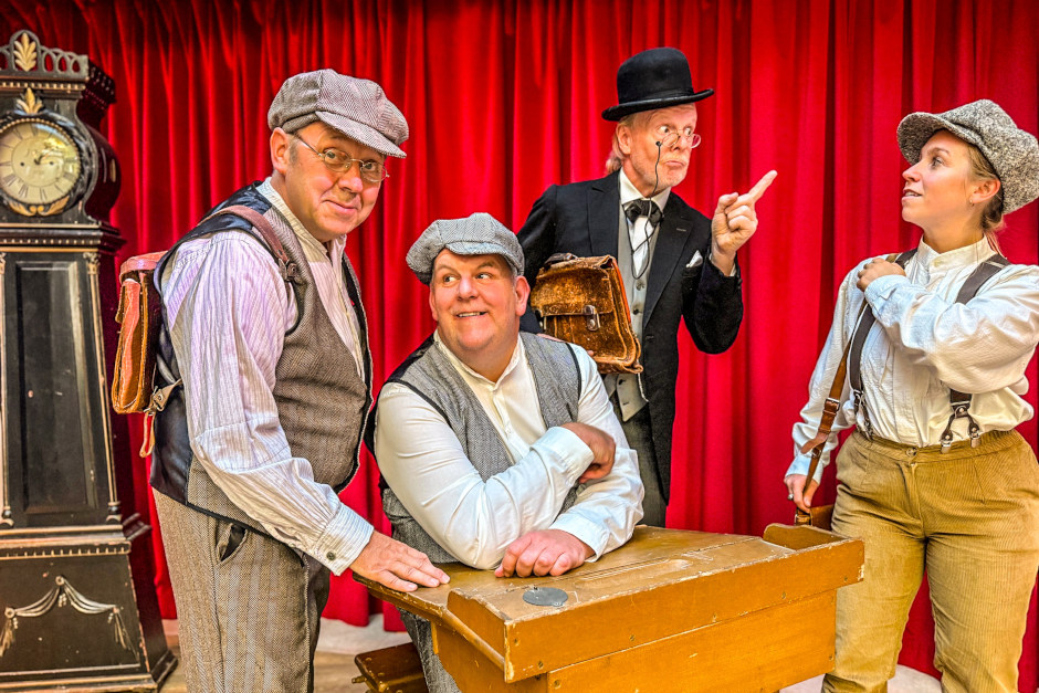 Kultklassiker wird lebendig: "Feuerzangenbowle“ in einer interaktiven Aufführung in Wiesbadens Innenstadt.