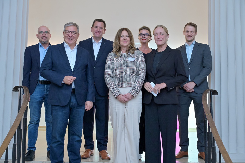 Foto mit den Bühnengästen der Veranstaltung Flächennutzungsplan 2040 – Wo Wiesbadens Wirtschaft künftig wachsen soll