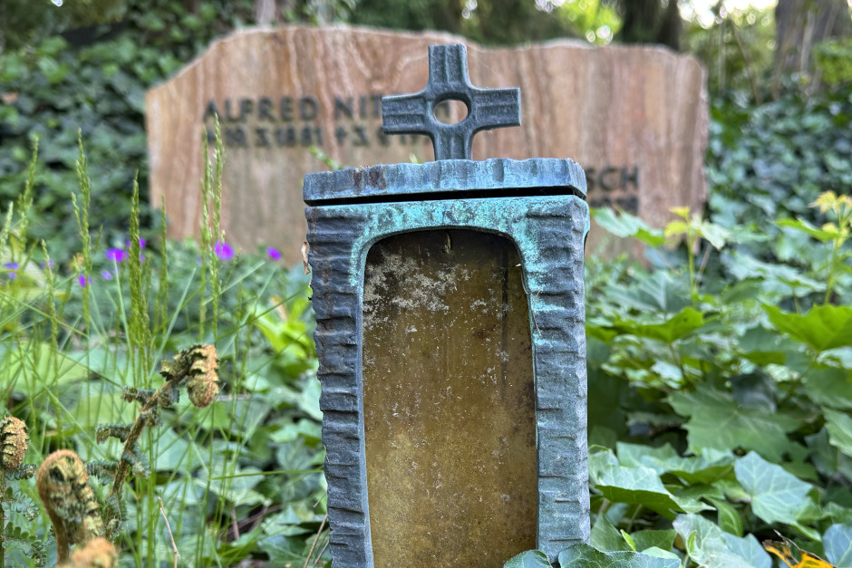 Die Landeshauptstadt Wiesbaden gestaltet die Zukunft ihrer Friedhöfe neu. Seit Anfang 2025 arbeitet das Grünflächenamt an einer umfassenden Friedhofsentwicklungsplanung (FEP), mit dem Ziel, die 21 städtischen Friedhöfe langfristig zu sichern und an die veränderten Bedürfnisse der Bevölkerung anzupassen.