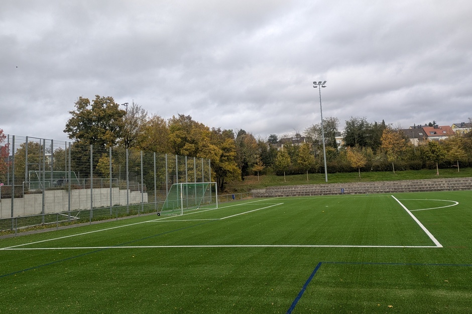 Die Sanierung des Kunstrasenplatzes in Wiesbaden-Biebrich wurde beendet.