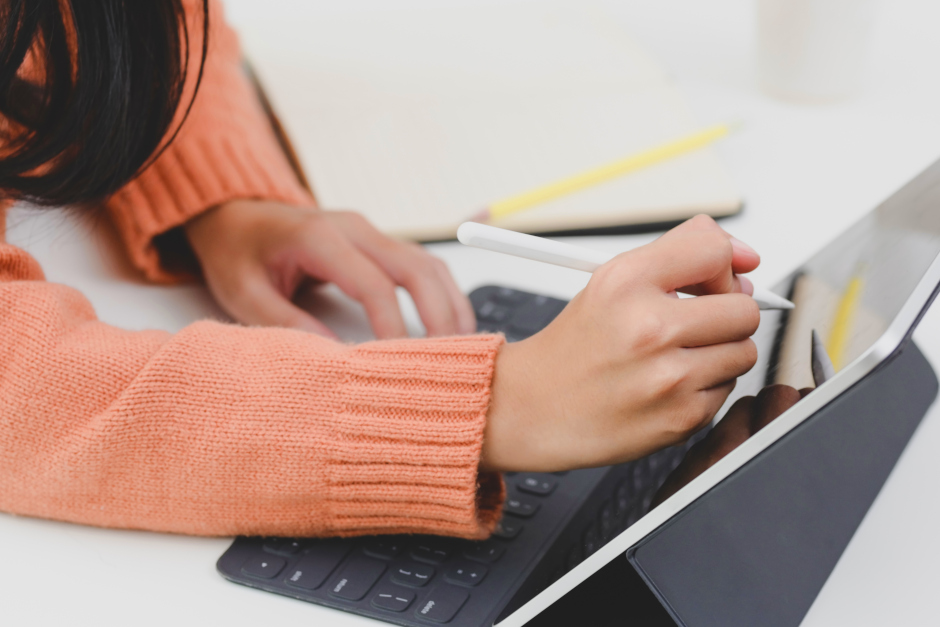 Der Schul-Avatar „Toni“ für erkrankte Kinder nimmt in Wiesbaden seinen Dienst auf.
