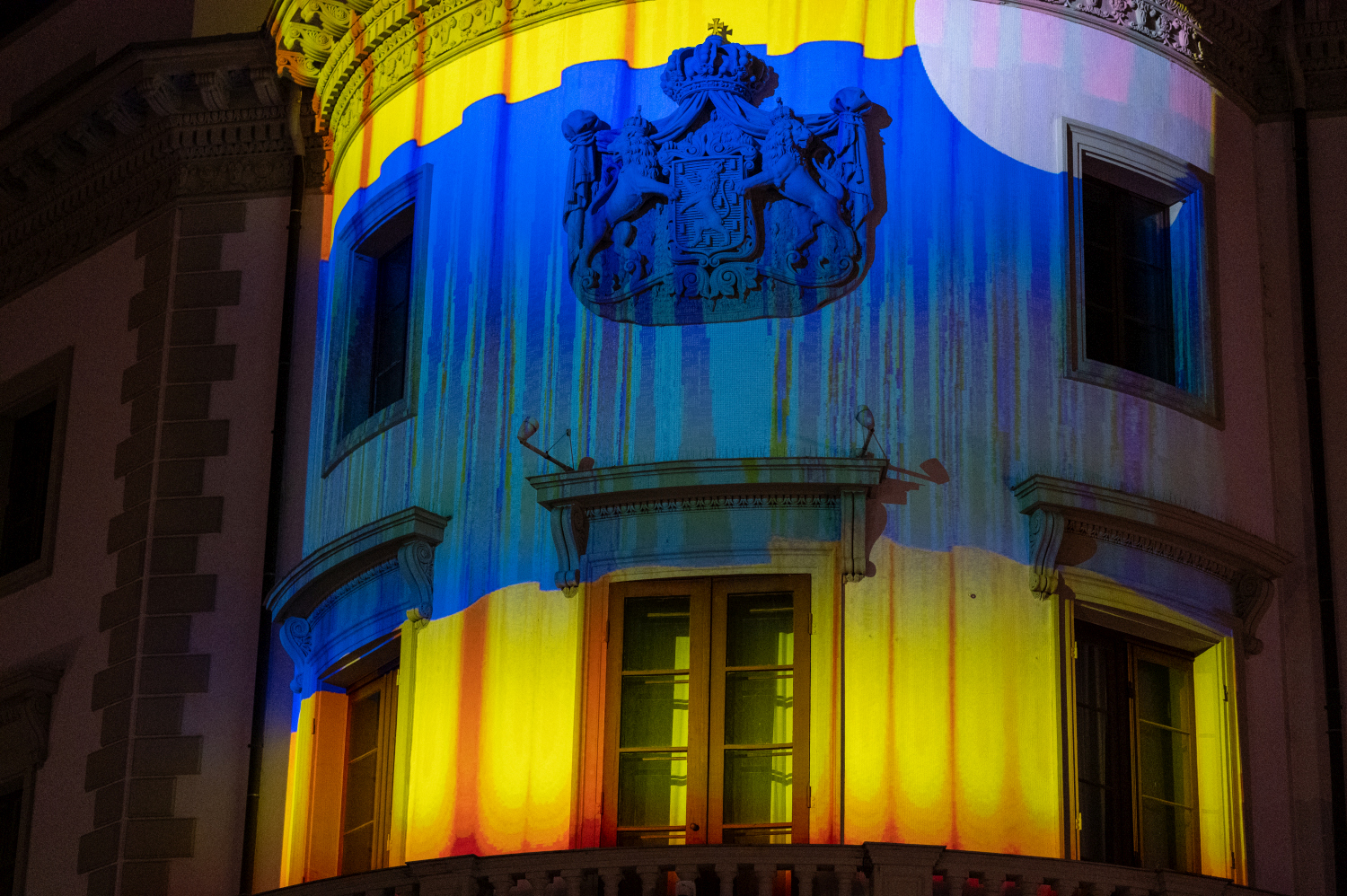 Wiesbaden erstrahlt: Spektakuläre Lichtshow „Hessische Löwengeschichte(n)“ bringt den Landtag zum Leuchten
