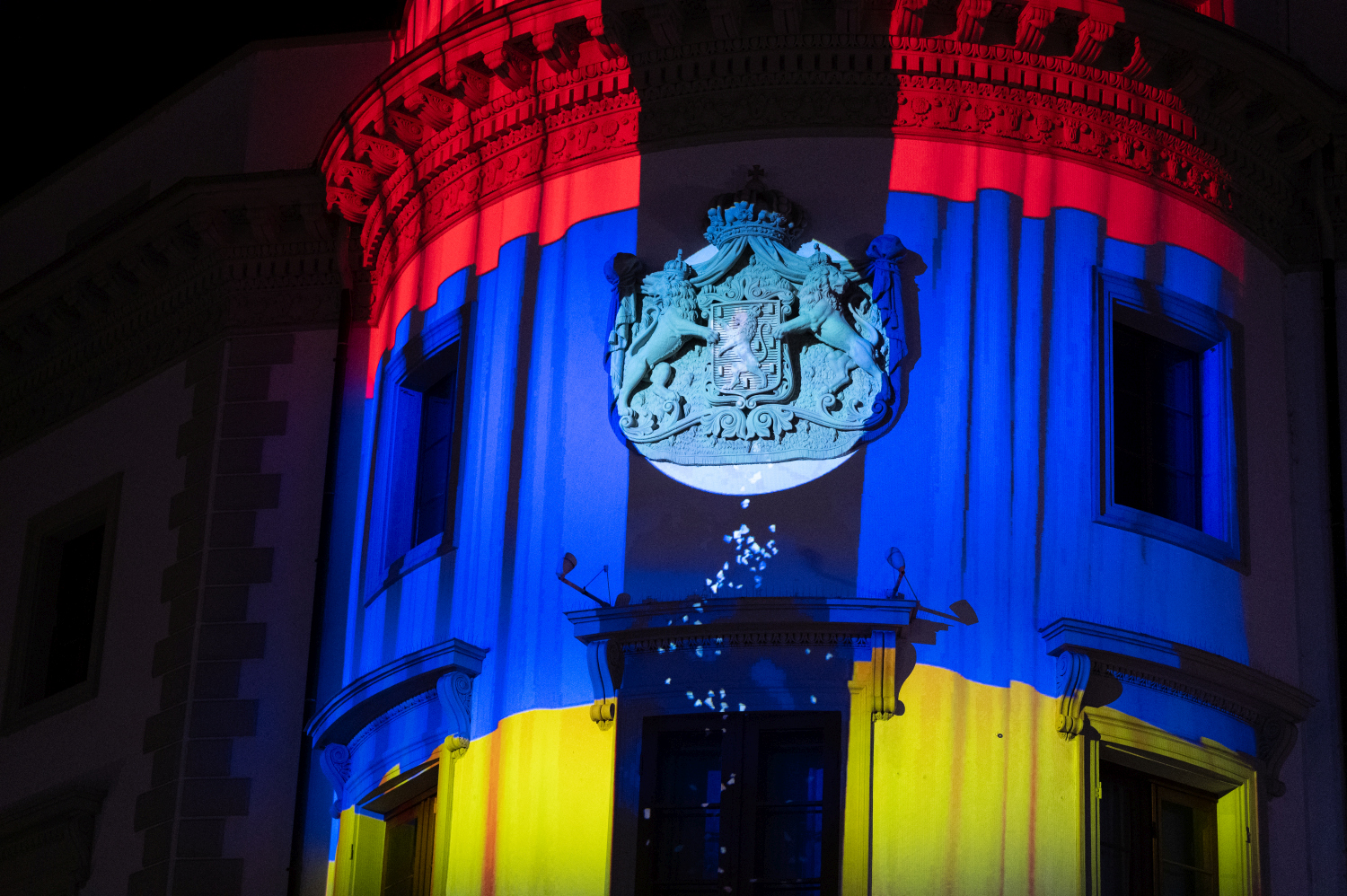 Wiesbaden erstrahlt: Spektakuläre Lichtshow „Hessische Löwengeschichte(n)“ bringt den Landtag zum Leuchten