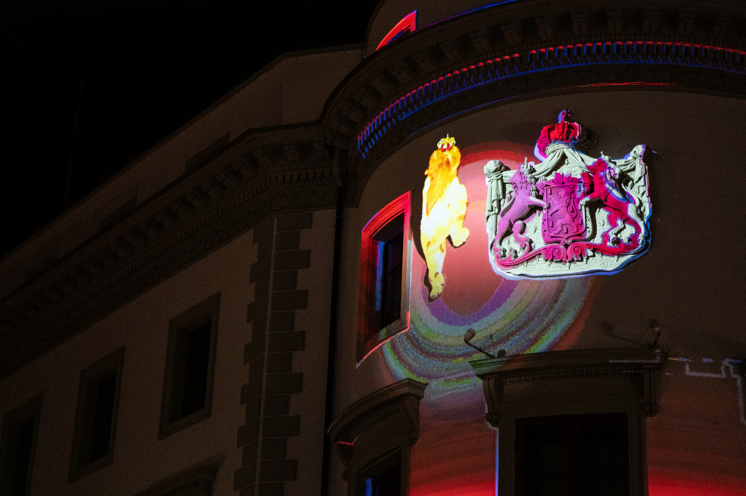 Wiesbaden erstrahlt: Spektakuläre Lichtshow „Hessische Löwengeschichte(n)“ bringt den Landtag zum Leuchten