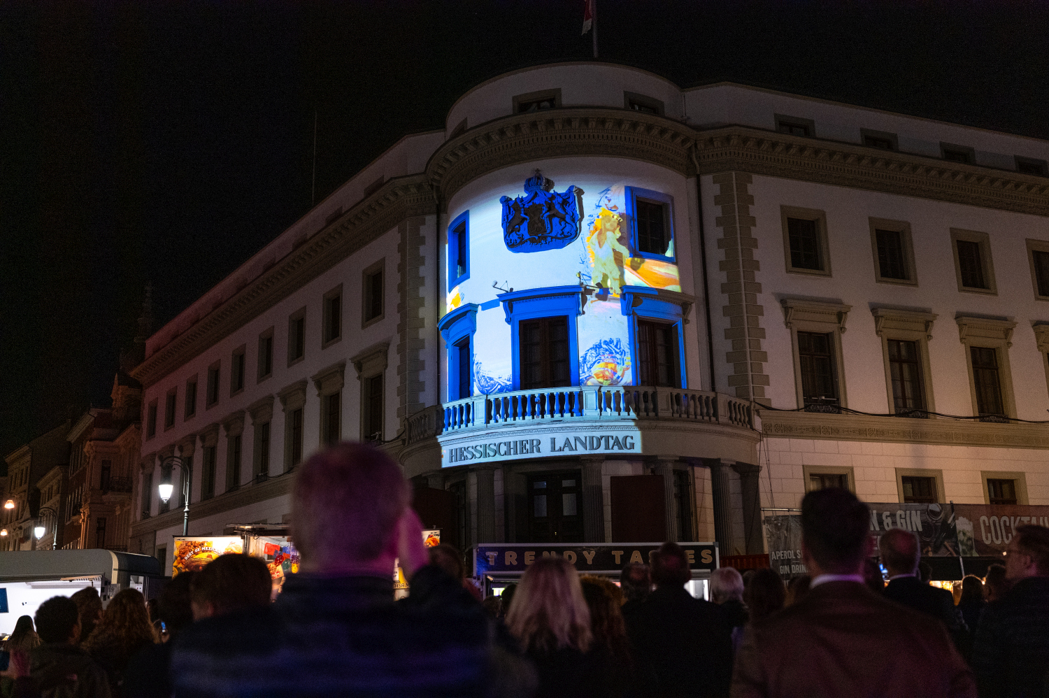 Wiesbaden erstrahlt: Spektakuläre Lichtshow „Hessische Löwengeschichte(n)“ bringt den Landtag zum Leuchten