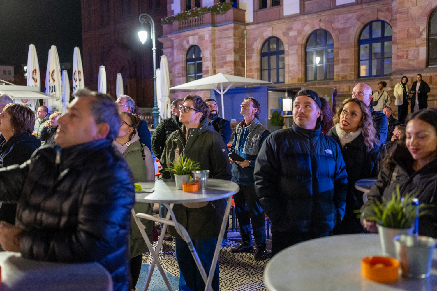 Wiesbaden erstrahlt: Spektakuläre Lichtshow „Hessische Löwengeschichte(n)“ bringt den Landtag zum Leuchten