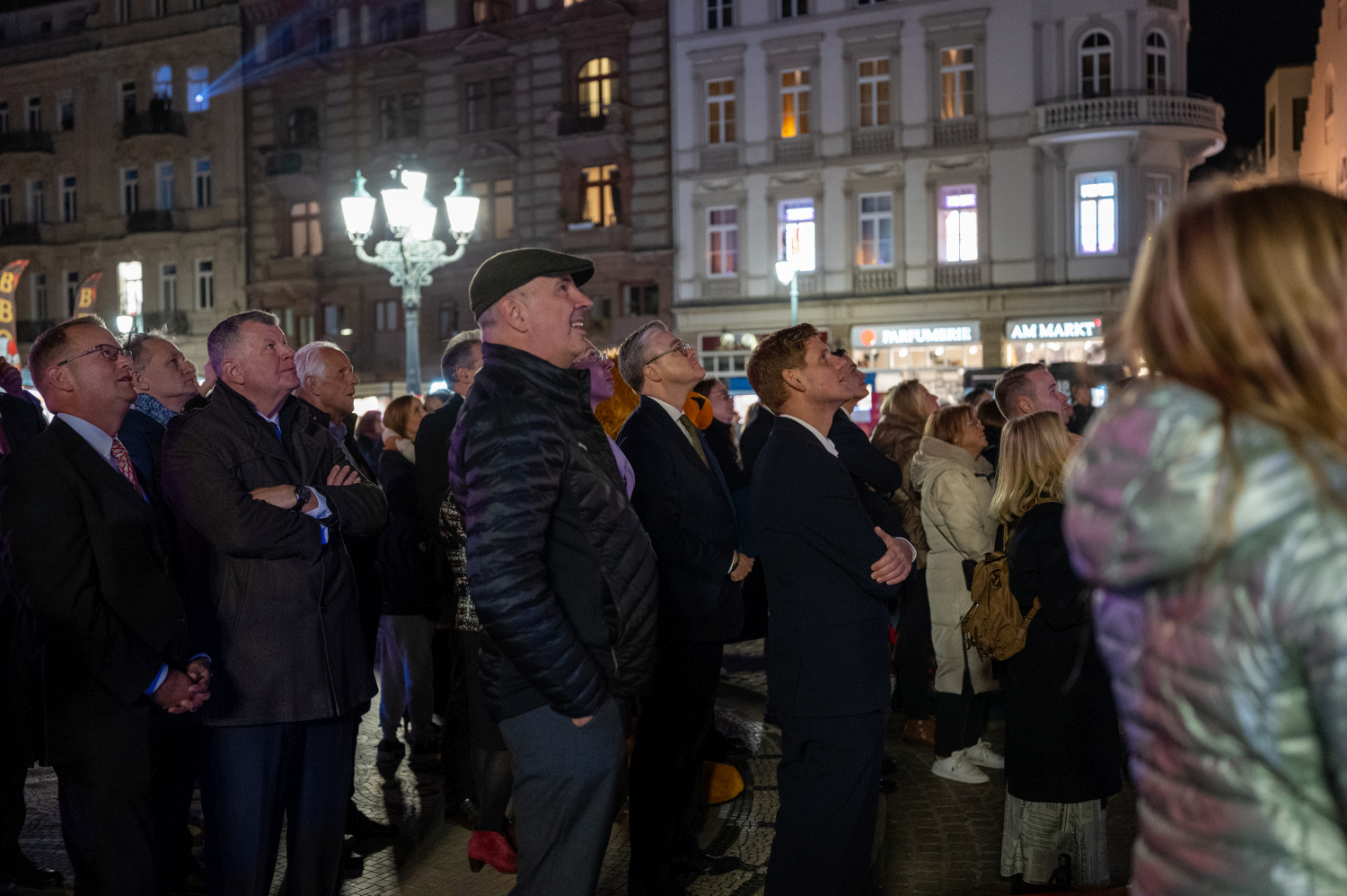 Wiesbaden erstrahlt: Spektakuläre Lichtshow „Hessische Löwengeschichte(n)“ bringt den Landtag zum Leuchten