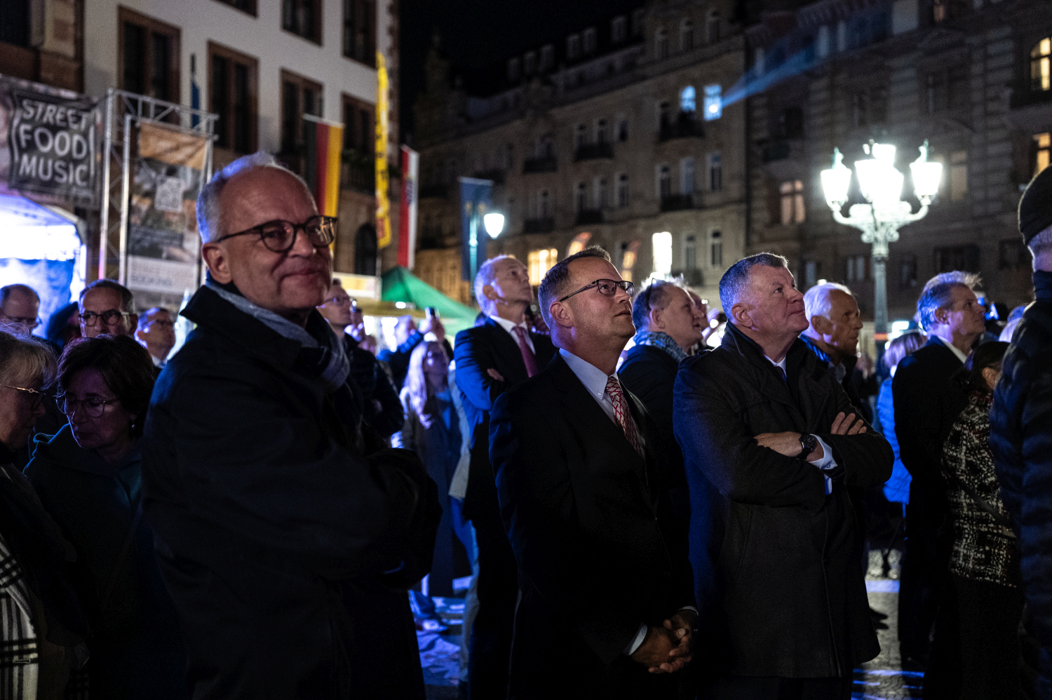Wiesbaden erstrahlt: Spektakuläre Lichtshow „Hessische Löwengeschichte(n)“ bringt den Landtag zum Leuchten