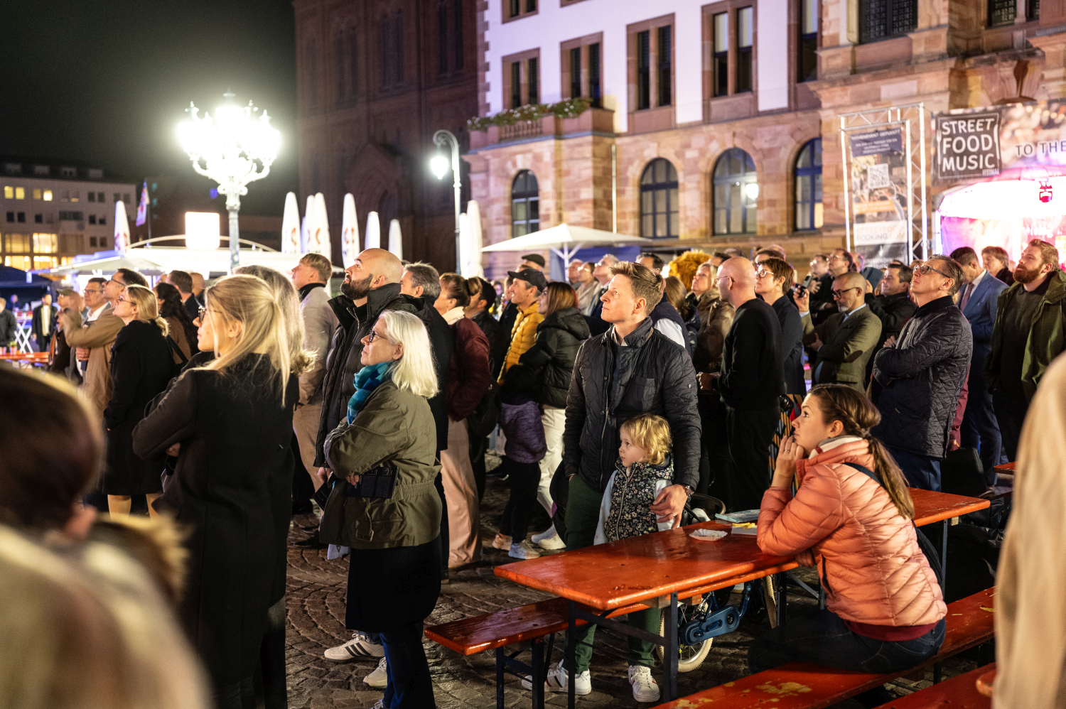 Wiesbaden erstrahlt: Spektakuläre Lichtshow „Hessische Löwengeschichte(n)“ bringt den Landtag zum Leuchten