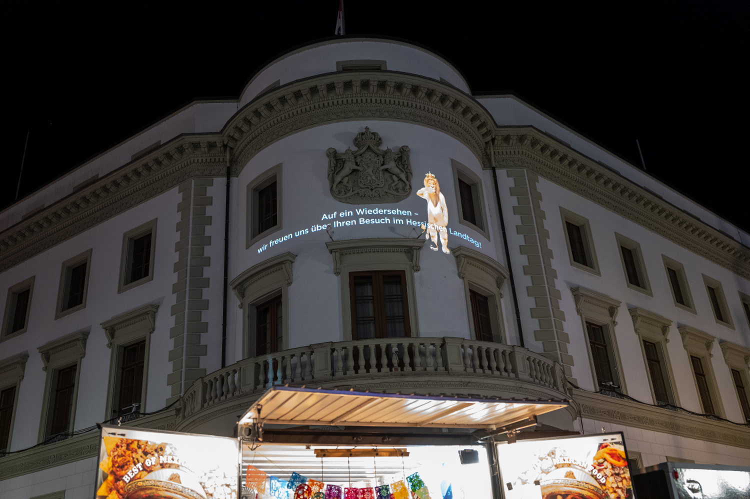 Wiesbaden erstrahlt: Spektakuläre Lichtshow „Hessische Löwengeschichte(n)“ bringt den Landtag zum Leuchten
