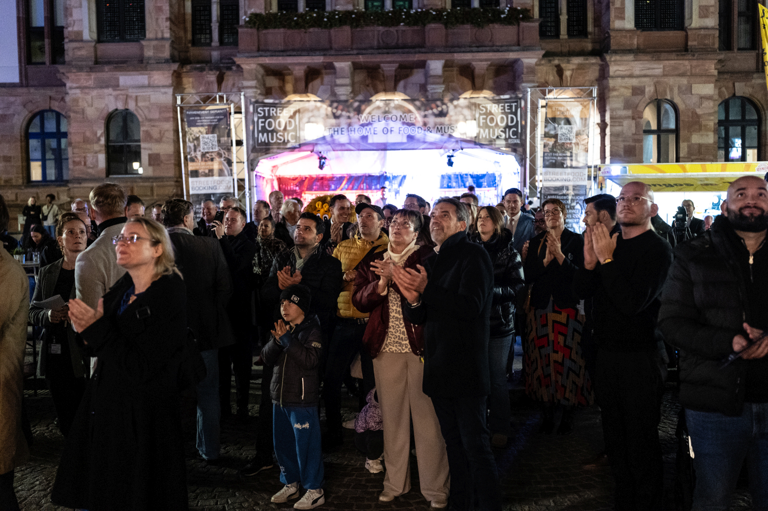 Wiesbaden erstrahlt: Spektakuläre Lichtshow „Hessische Löwengeschichte(n)“ bringt den Landtag zum Leuchten