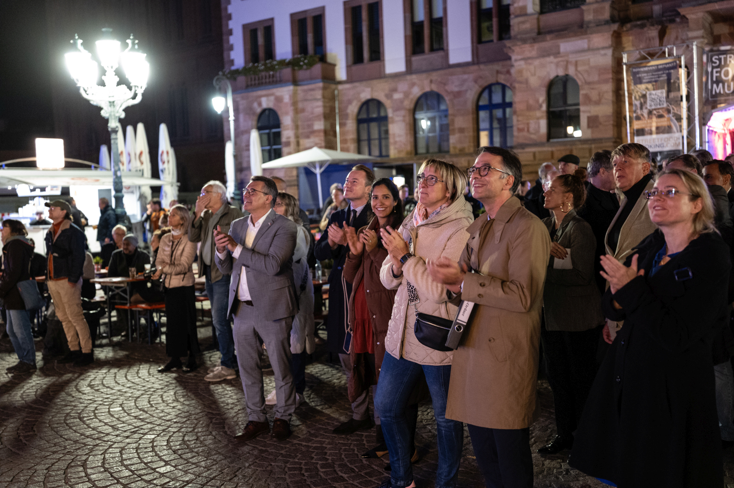 Wiesbaden erstrahlt: Spektakuläre Lichtshow „Hessische Löwengeschichte(n)“ bringt den Landtag zum Leuchten