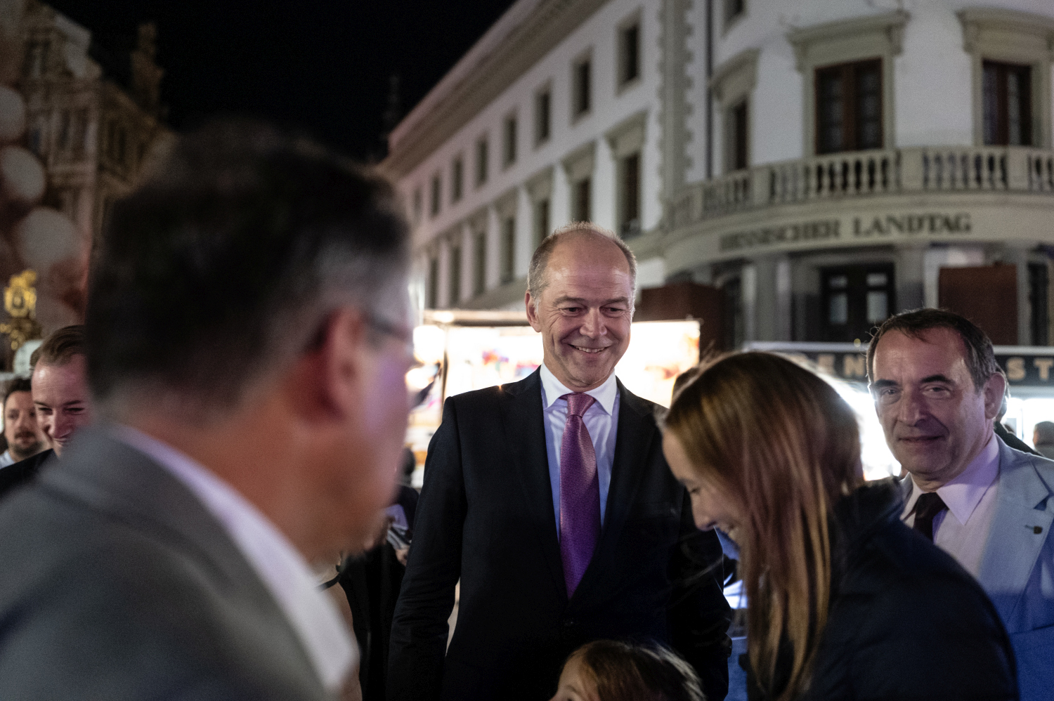 Wiesbaden erstrahlt: Spektakuläre Lichtshow „Hessische Löwengeschichte(n)“ bringt den Landtag zum Leuchten