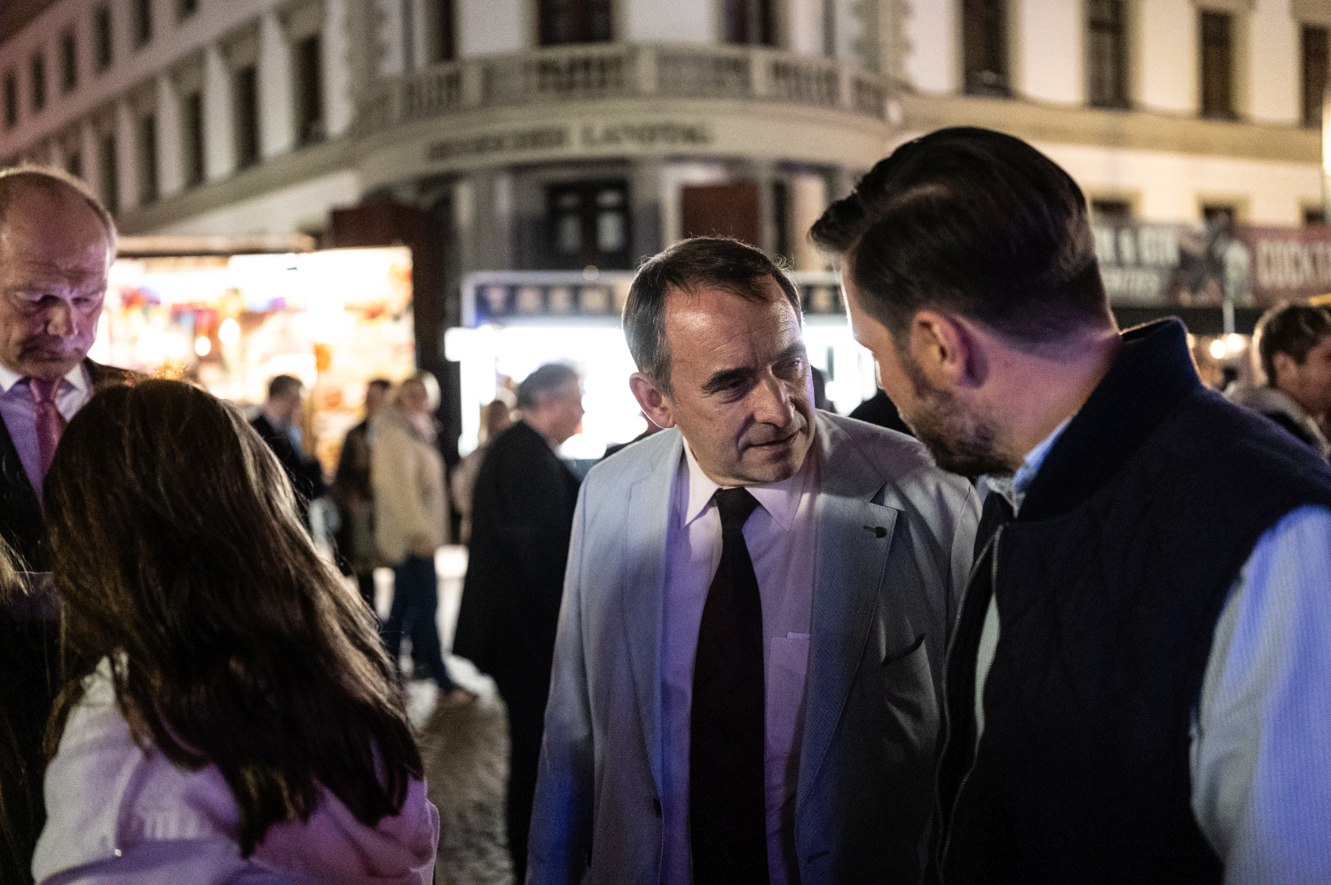 Wiesbaden erstrahlt: Spektakuläre Lichtshow „Hessische Löwengeschichte(n)“ bringt den Landtag zum Leuchten