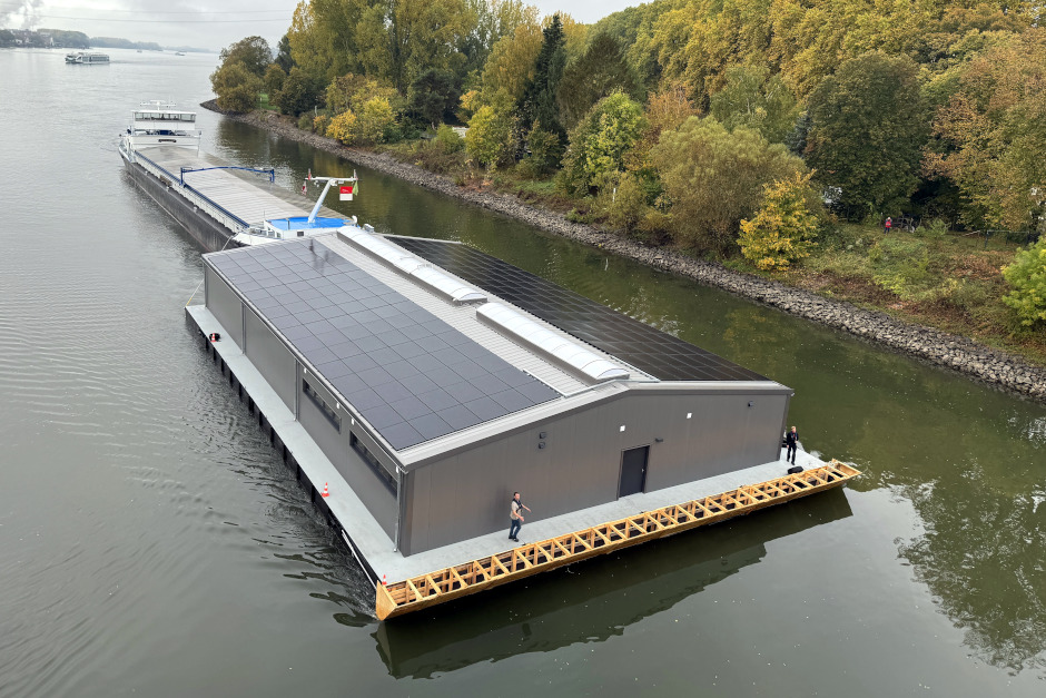 Neues schwimmendes Bootshaus im Schiersteiner Hafen am Mittwochmorgen angekommen. Stärkung des Schul- und Vereinssports in Wiesbaden durch modernen Neubau.