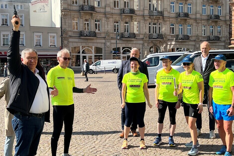 Oberbürgermeister Gert-Uwe Mende hat den Startschuss zum Partnerschaftsstaffellauf von Wiesbaden nach Klagenfurt gegeben.