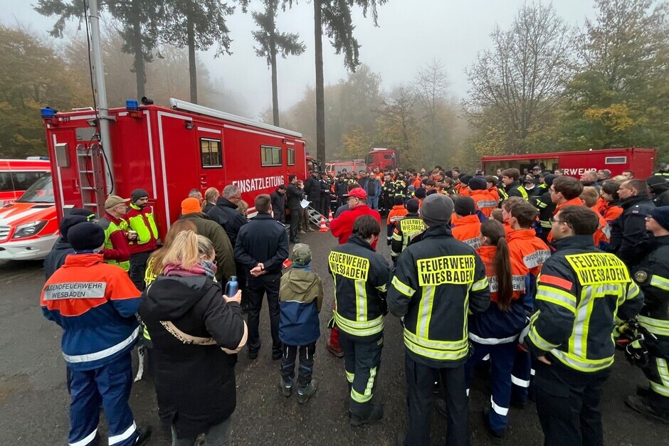 Rund um das Jagdschloss Platte hat eine groß angelegte Baumpflanzaktion der Wiesbadener Jugendfeuerwehren stattgefunden.
