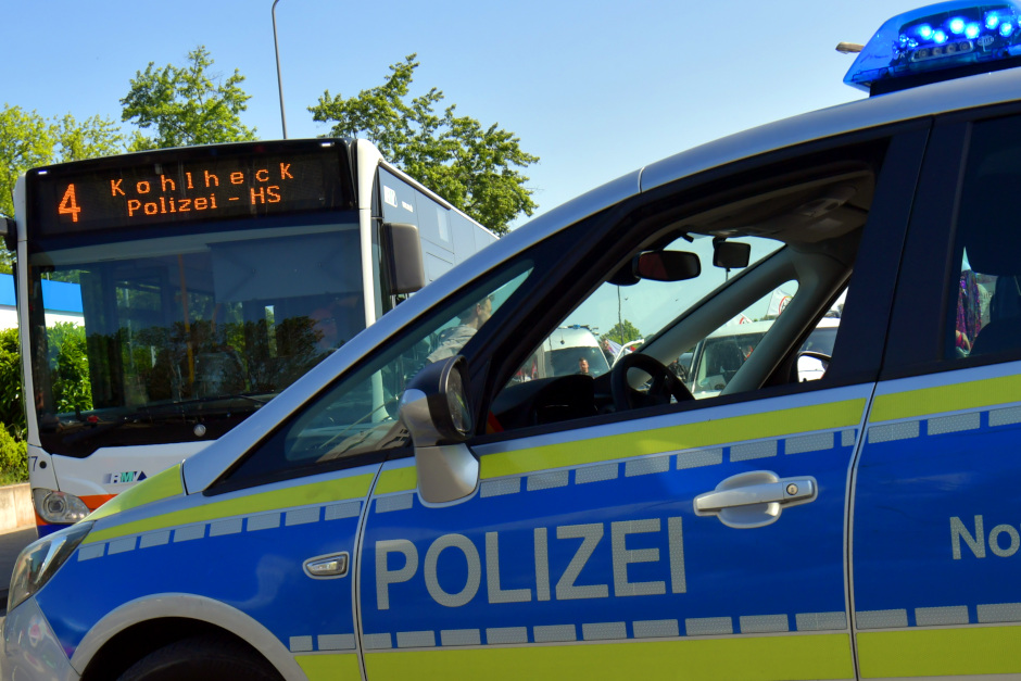 Eine 15-Jährige wurde in Wiesbaden-Auringen in einem Bus von einem unbekannten Mann sexuell belästigt.
