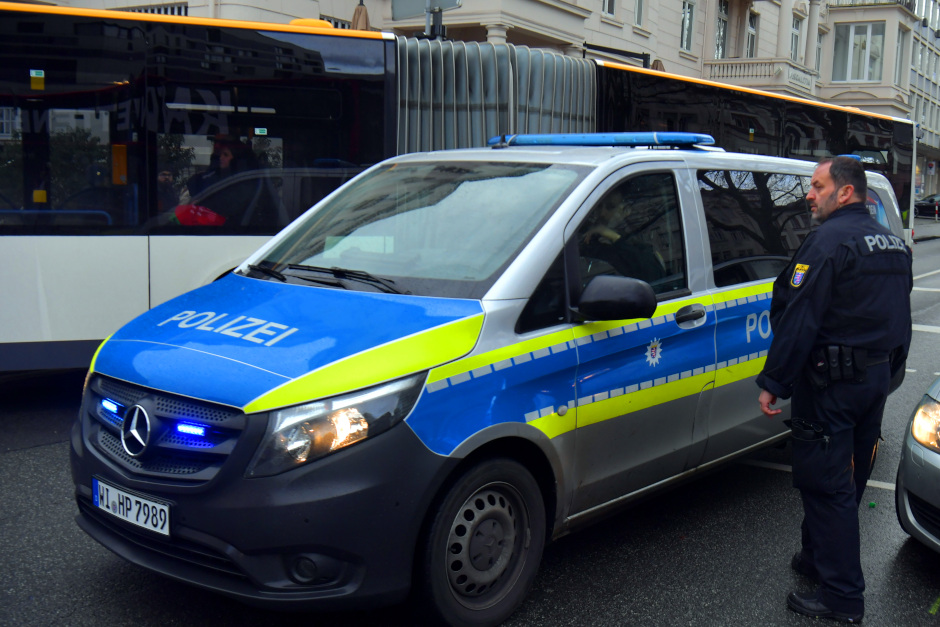 Busfahrer in Wiesbaden-Dotzheim durch Laserpointer am Montag geblendet. Polizei sucht Zeugen. Gefährlicher Angriff auf öffentlichen Nahverkehr.