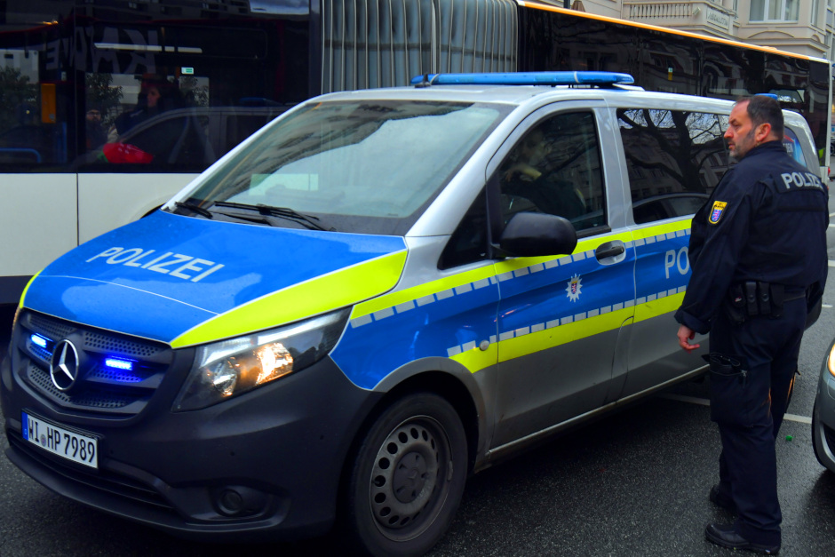 In Wiesbaden ist ein Busfahrer von Unbekannten bedroht und genötigt worden.