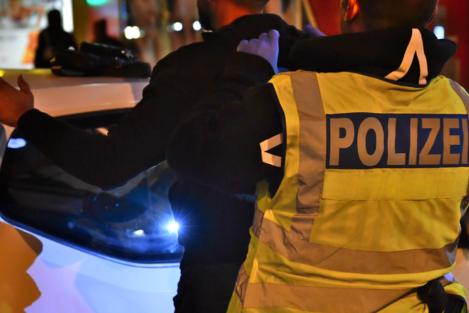 Bei einer Personenkontrolle in Wiesbaden-Delkenheim stieß die Polizei auf Drogen und einen gestohlenen E-Scooter.
