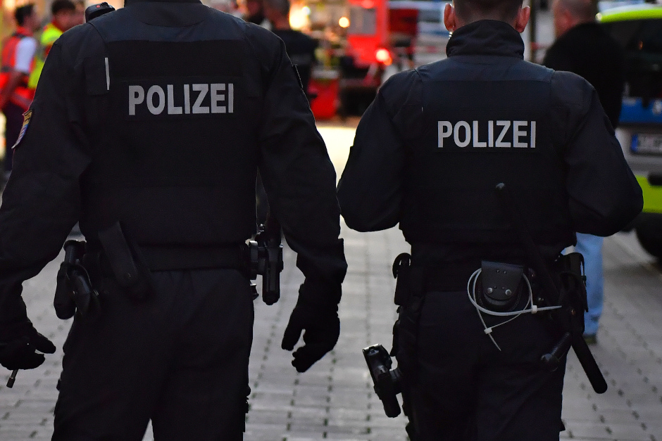 Taser-Einsatz nach gewaltsamer Auseinandersetzung in der Bleichstraße am Freitagabend in Wiesbaden. Zwei Personen von der Polizei festgenommen.