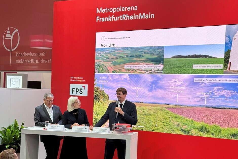 Wiesbadens OB Gert-Uwe Mende hat auf der Expo Real in München die Siegerentwürfe des Ideenwettbewerbs zum Ostfeld vorgestellt.