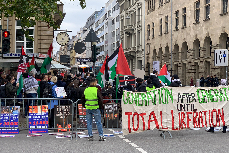Friedlicher Protest und Gegenprotest bei kontroversem Vortrag in der jüdischen Gemeinde in Wiesbaden am Sonntag, 12. Oktober 2025.