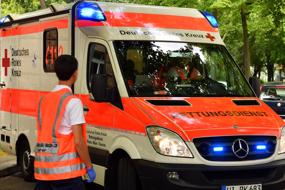 Die nora-App, die offizielle Notruf-App für ganz Deutschland, hat in Wiesbaden erneut ihren großen Mehrwert unter Beweis gestellt. Sie ermöglichte es der Zentralen Leitstelle der Feuerwehr, einer Frau schnell und zielgerichtet zu helfen, die aufgrund einer Panikattacke nicht sprechen und ihren Standort nicht nennen konnte.