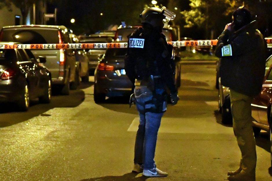 Sirenen in der Nacht, Blaulicht vor einem Mehrfamilienhaus in Mainz-Kastel: Ein Polizeieinsatz wegen häuslicher Gewalt endete am späten Dienstagabend mit einem Schusswaffengebrauch durch Polizeibeamte. Ein 25-jähriger Mann wurde dabei schwer verletzt.