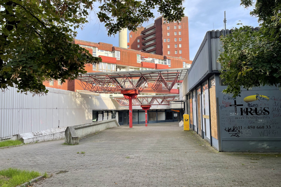 Die SED wird neue Eigentümerin des Roten Hochhauses im Schelmengraben in Wiesbaden.