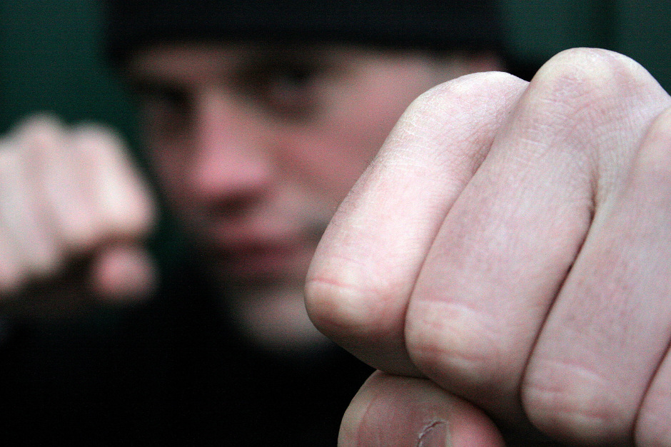 Brutaler Angriff in Wiesbadener Fußgängerzone in der Nacht zum Dienstag auf eine Frau. Polizei sucht Zeugen nach nächtlicher Körperverletzung.