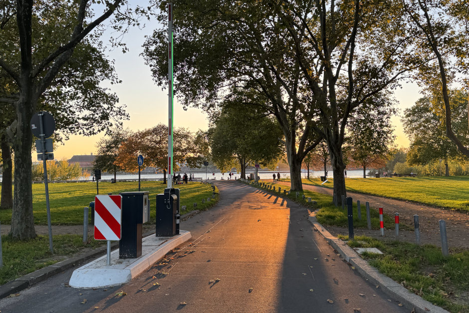 Schranke am Kasteler Rheinufer im Wiesbadener Ortsteil Mainz-Kastel geht in Betrieb.