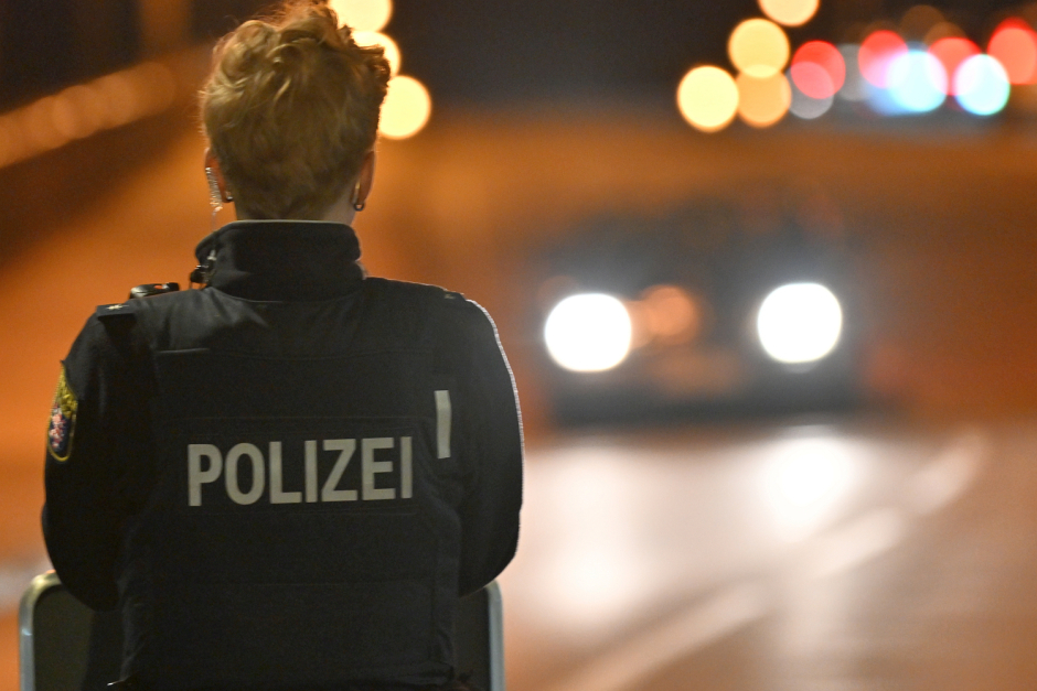 Tempojagd bei Nacht: Polizei stoppt zwölf Raser am Gustav-Stresemann-Ring in Wiesbaden. Porsche-Fahrer droht Fahrverbot. Großeinsatz gegen Temposünder: 87 Fahrzeuge gemessen, zwölf Verstöße festgestellt.