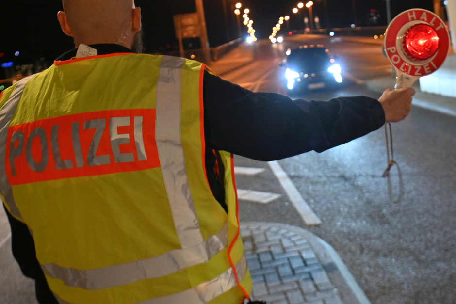 Bei einer Verkehrskontrolle wurde setzte sich ein Fahrer aus Rüsselsheim gegen Wiesbadener Beamte zur Wehr.